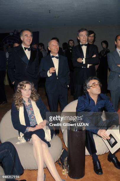 Michel Audiard, debout au centre, entouré de Michel Piccoli et Yves Montand et au premier plan l'actrice Dominique Sanda et le compositeur Michel...