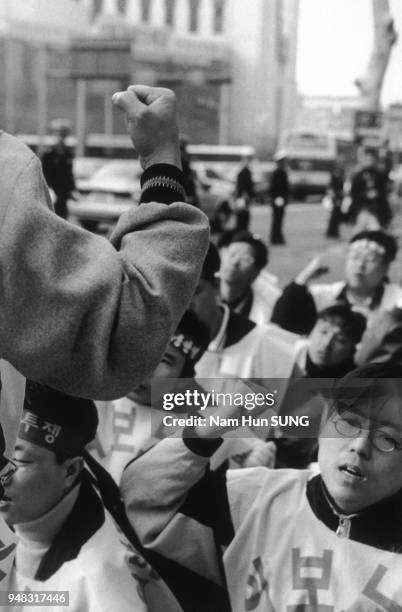 Manifestation d'employés de compagnies d'assurances contre les réductions de couverture sociale, à Séoul, en février 1998, Corée du Sud.