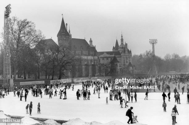 Patinoire sur une place de Budapest, en février 1990, Hongrie.