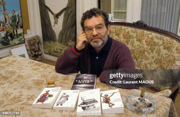Fernando Arrabal, auteur, dramaturge et metteur en scène, avec quelques-uns de ses livres le 4 septembre 1986 à Paris, France.