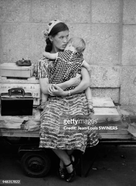 Femme tenant son bébé dans les bras, dans la rue à Moscou, en 1958, Russie.