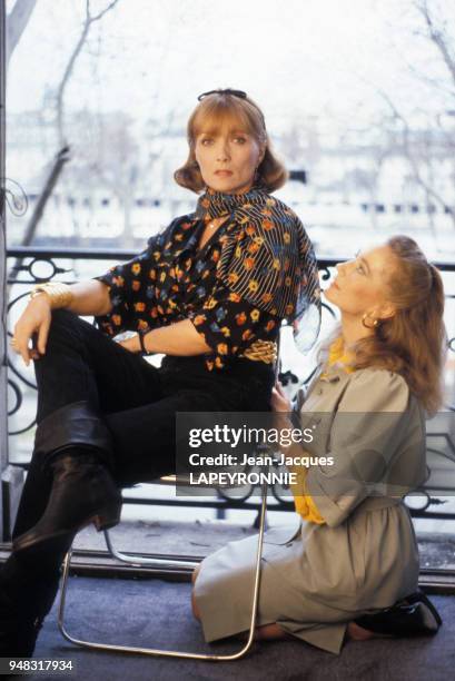 Stéphane Audran et Brigitte Fossey sur le tournage du film 'La Scarlatine' realise par Gabriel Aghion en juillet 1983 a Paris, France.