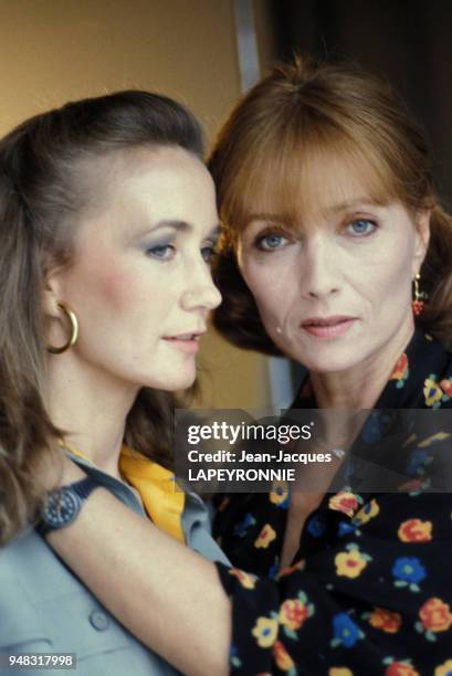 Stéphane Audran et Brigitte Fossey sur le tournage du film 'La Scarlatine' realise par Gabriel Aghion en juillet 1983 a Paris, France.