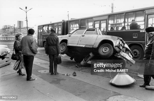 Voiture accidentée à Budapest, en février 1990, Hongrie.