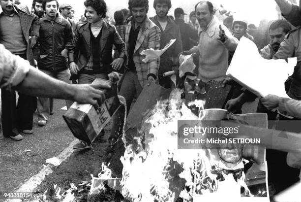 Autodafé de photos et de livres symbolisant le régime du shah Mohammad Reza Pahlavi, à Téhéran, pendant la révolution d'Iran, en décembre 1978.