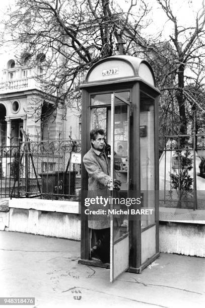 Cabine téléphonique dans la rue à Budapest, en février 1990, Hongrie.