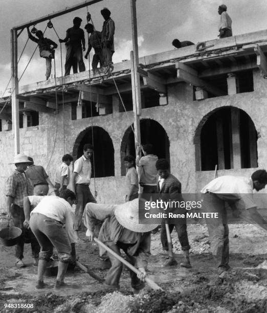 Chantier de construction d'une maison à Nabeul, en 1972, Tunisie.