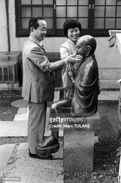 La statue de Bouddha résolvant les problèmes de santé, dans le temple Senso-ji à Tokyo, en octobre 1984, Japon.