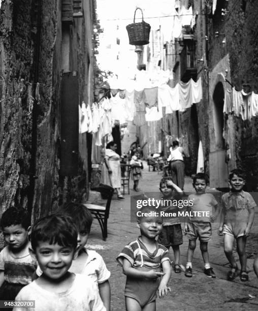 Enfants dans une rue de Naples, en Italie, en 1957.