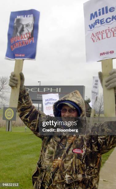 Randy Lemeux and other UAW members an informal picket in front of the Delphi energy and engine management systems plant in Coopersville, Michigan on...