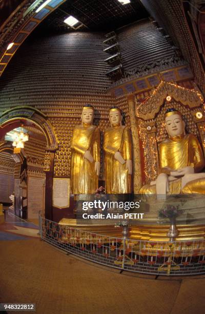 Intérieur de la pagode Mohnyin Thambuddhei à Monywa, en janvier 1997, Birmanie.