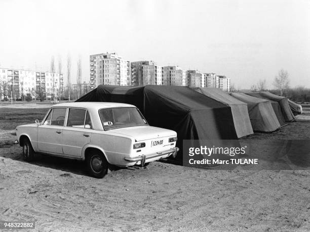 Voiture Lada à côté de tentes de voitures sur un parking à Budapest, en 1975, Hongrie.