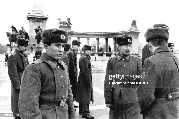 Soldats soviétiques visitant le Monument du millénaire sur la Place des Héros à Budapest, en février 1990, Hongrie.