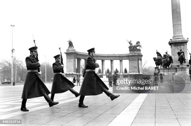 Soldats patrouillant devant le Monument du millénaire sur la Place des Héros à Budapest, en février 1990, Hongrie.