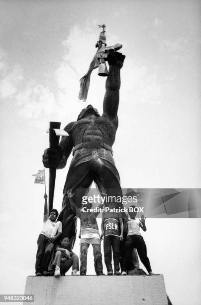 Célébration du dixième anniversaire de la Révolution sandiniste du Nicaragua au pied de la statue du ?Guérillero inconnu? à Managua, en juillet 1989,...