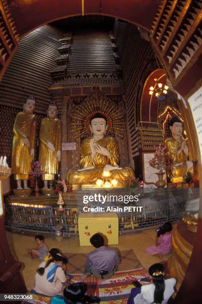 Intérieur de la pagode Mohnyin Thambuddhei à Monywa, en janvier 1997, Birmanie.