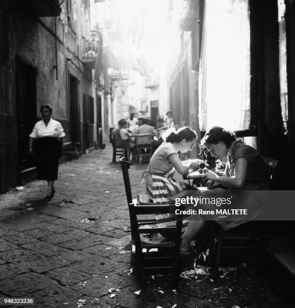 Couturières dans la rue à Naples, en 1957, Italie.