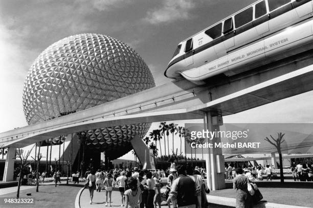 La sphère Spaceship Earth d'EPCOT Center dans le parc Walt Disney World Resort, à Orlando en Floride, aux Etats-Unis, en avril 1984.