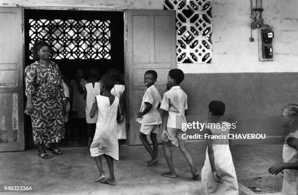 Enfants rentrant en classe dans une école à Cotonou, en avril 1990, Bénin.