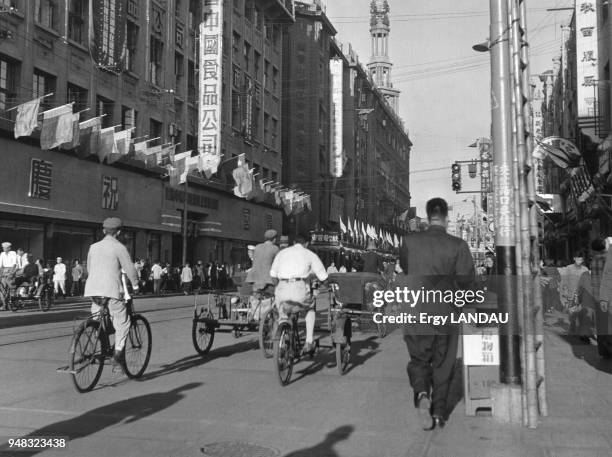 Rue de Shanghai, circa 1950, Chine.