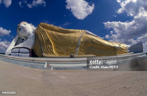 Statue monumentale d'un Bouddha couché à Monywa, en janvier 1997, Birmanie.
