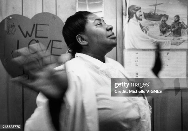 Une femme reçoit un message de DIEU dans le Holy Ghost Deliverance Temple de Berkeley en Californie aux Etats-Unis dans les années 1960.