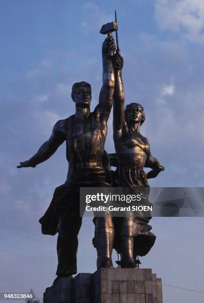 Sculpture de 'L'Ouvrier et la Kolkhozienne' brandissant la faucille et le marteau en juillet 1988, a Moscou, en Russie.