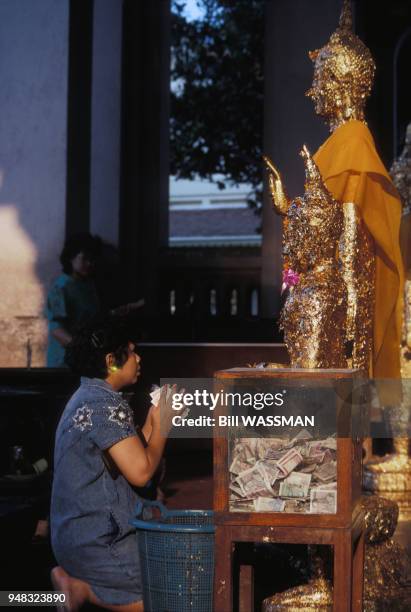 Urne de dons dans un temple bouddhiste à Nakhon Pathom, en mars 1990, Thaïlande.