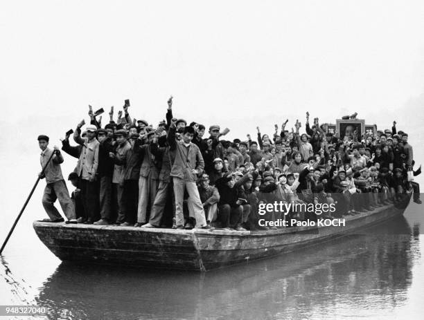 Gardes rouges sur le lac du parc Beihai à Pékin, en Chine, en octobre 1966.