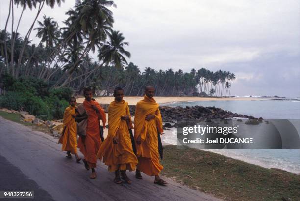 Moines bouddhistes au bord d'une plage à Galle, en février 1984, Sri Lanka.