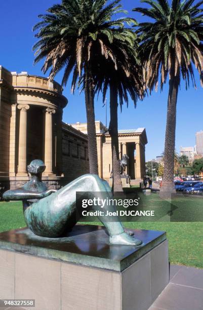 Sculpture devant la galerie d'art de Nouvelle-Galles du Sud à Sydney, en 2000, Australie.