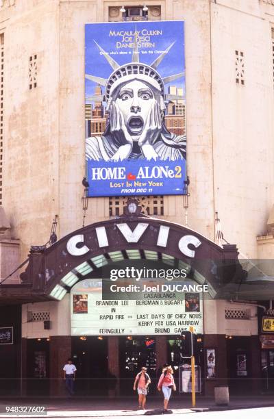 Affiche du film entrée ?Maman, j'ai encore raté l'avion? au-dessus du ?Civic Theatre? à Auckland, en février 1993, Nouvelle-Zélande.