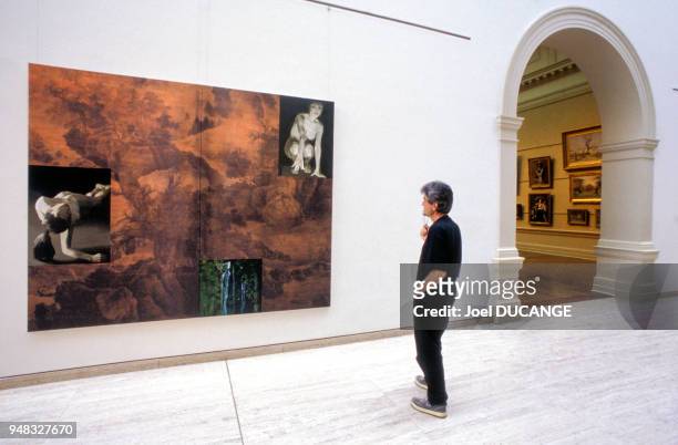 Visiteur devant un tableau dans la galerie d'art de Nouvelle-Galles du Sud à Sydney, en 2000, Australie.