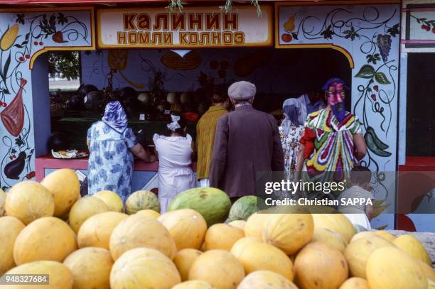 Vente de fruits sur le marché à Samarcande, en septembre 1988, Ouzbékistan.