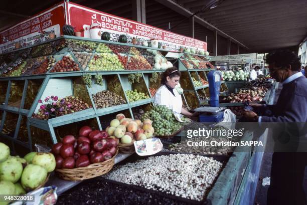 Vente de fruits sur le marché à Samarcande, en septembre 1988, Ouzbékistan.