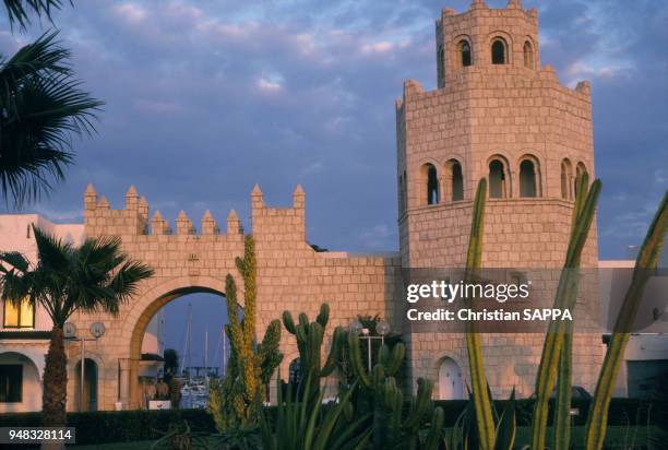 Porte du port El-Kantaoui à Sousse, en Tunisie, en avril 1988.