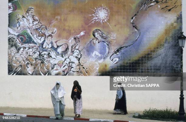 Mosaïque murale dans une rue de Sétif en Algérie en juillet 1987.