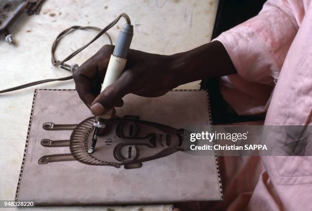 Pyrogravure sur cuir à Ouagadougou, en mars 1987, Burkina Faso.