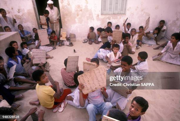 Enfants dans une école coranique à El Oued en Algérie en juillet 1987.