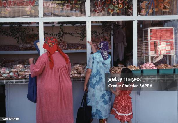 Femmes sur le marché à Samarcande, en septembre 1988, Ouzbékistan.