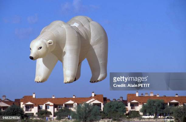 Ballon gonflable en forme d'ours polaire lors d'une compétition de montgolfières à Albuquerque, en novembre 1995, dans le Nouveau-Mexique, Etats-Unis.
