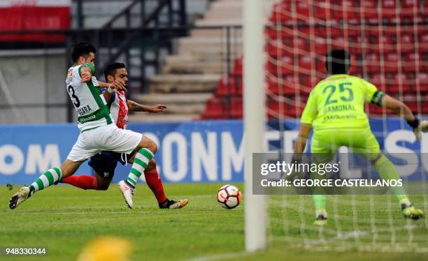 Venezuela's Estudiantes de Merida midfielder Luis Castillo controls the ball between Chile's Deportes Temuco defender Cristobal Vergara and...