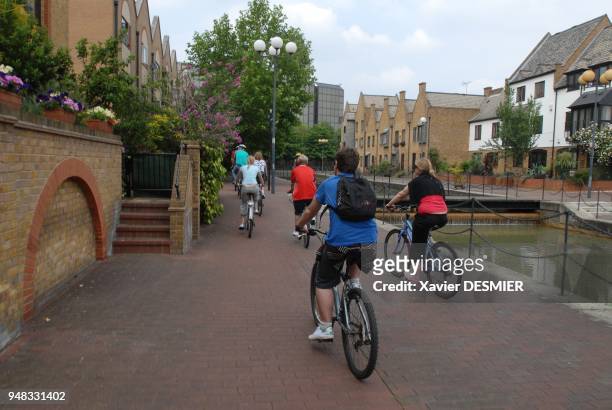 Quartier de Wapping. Canal de Wapping. Cyclistes participant a une visite guid?e de l?East End de Londres. Wapping Area. Wapping canal. Cyclists on a...
