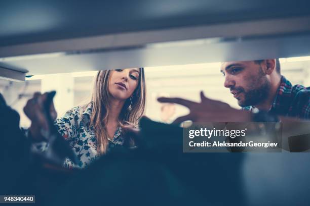 diseñadores de moda en la elección del material y clasificación de sus productos - estudio de diseño de modas fotografías e imágenes de stock