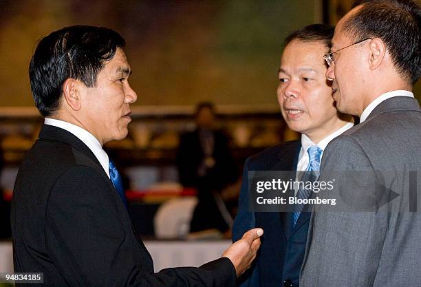 Nyan Win, Myanmar's minister of foreign affairs, left, speaks with Noppadol Pattama, Thailand's minister of foreign affairs, center, and George Yeo,...