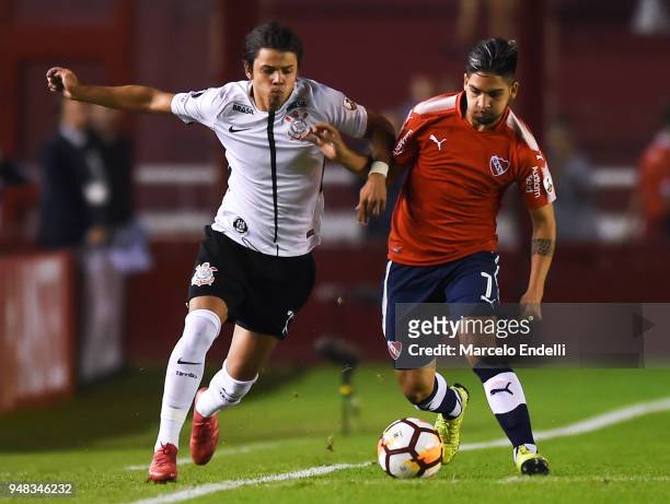 Angel Romero of Corinthians fights for the ball with Martin Benitez of Independiente during a Group 7 match between Independiente and Corinthians as...