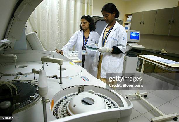Apollo Lab Sample Lab Test The Indraprastha Apollo Hospital Photos and Premium High Res Pictures ...