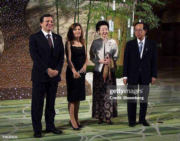 Jose Manuel Barroso, president of the European Commission, left, his wife Margarida Sousa Uva, second from left, Yasuo Fukuda, Japan's prime...