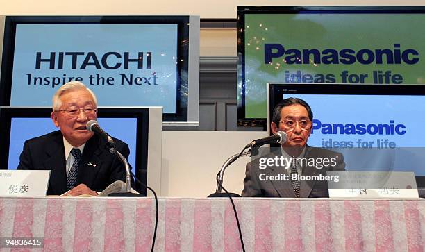 Etuhiko Shoyama, Hitachi Ltd. President and chief executive, left, and Matsushita Electric Industrial Co., Ltd. President Kunio Nakamura speak at a...