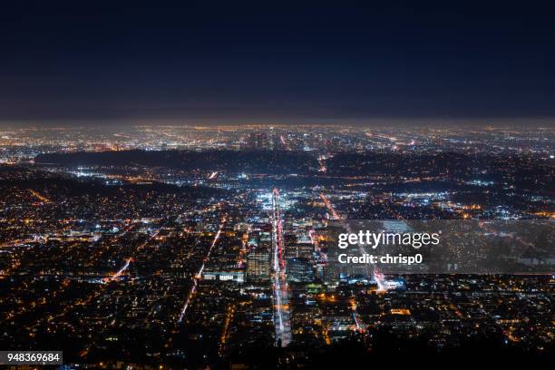 centro de los angeles y glendale en la noche - glendale california fotografías e imágenes de stock